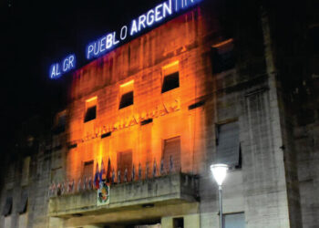 El Palacio Municipal iluminado de naranja por la Esclerósis Múltiple