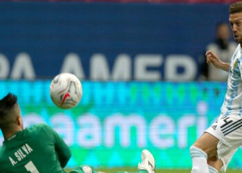 Argentina venció a Paraguay y aseguró su pase a la siguiente instancia de la Copa América 2021