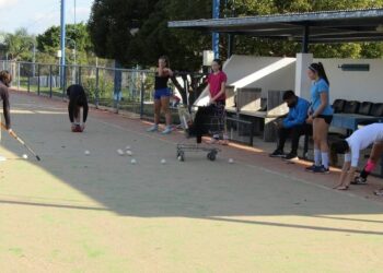 El hockey del Club Salto Grande continúa entrenando e invita a las chicas que quieran sumarse