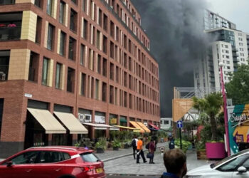 Alarma en Londres: explosión e incendio en un puente de ferrocarril