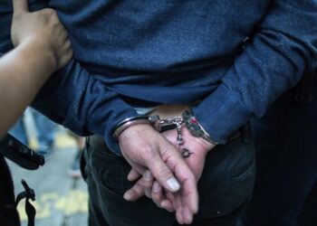 Fue aprehendido en flagrancia forzando una puerta