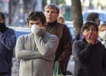 Leve baja de contagios reportados y misma tendencia en la ocupación de camas