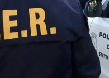 Un detenido por portación de envoltorios de cocaína y una mujer por violar la domiciliaria