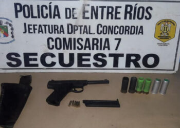 Paso a cobrar, se puso violento, amenazo con un arma y termino detenido