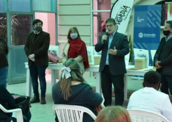Hacedores de Ciencias: el Intendente Francolini entregó kits educativos a alumnos y docentes participantes