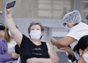 Sinovac, Pfizer, Sputnik y AstraZeneca: a partir de qué mes baja la eficacia de las vacunas