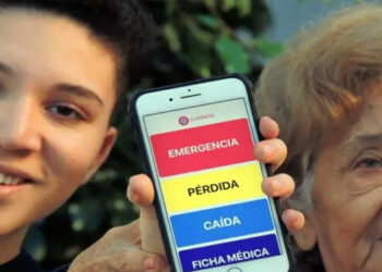 Con 16 años, creó una app con ayuda de su abuela para cuidar a adultos mayores que es un éxito: la historia de Christopher y Luisa