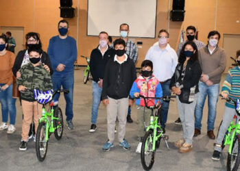 Mes de la niñez: se entregaron las bicicletas a los niños ganadores