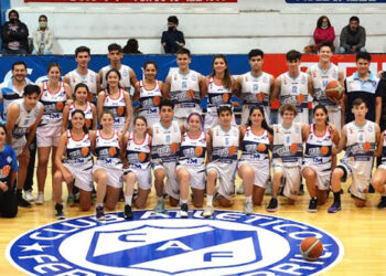 El renovado piso deportivo de Ferro tuvo su estreno