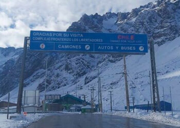 El Gobierno puso en marcha una prueba piloto para que ingresen turistas desde Brasil y Chile