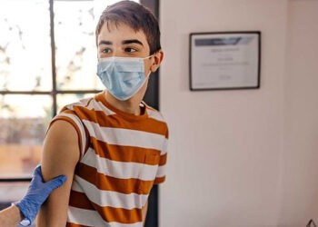 Postergarán la vacunación de adolescentes con Pfizer y se usarían las dosis para combinar con la Sputnik V