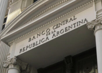 Tras el nuevo récord del dólar, el Banco Central ordenó a los bancos fijar límites en moneda extranjera hasta fin de mes