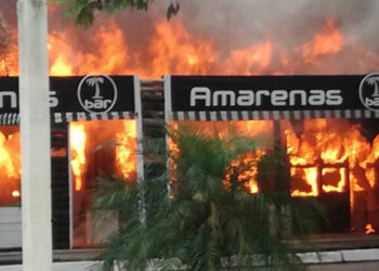 Último momento: incendio de importante dimensiones en zona de la costanera