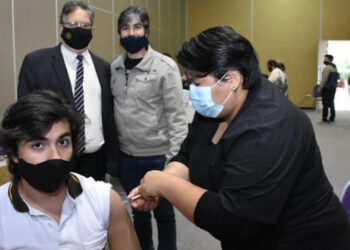 Covid: el martes se aplicarán segundas dosis a adolescentes
