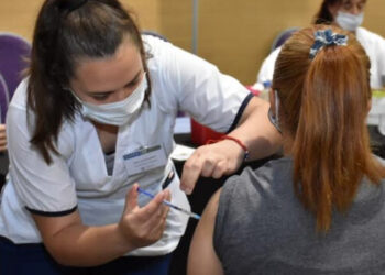 Vacunación covid: segunda dosis para adolescentes y tercera dosis para mayores de 75 años