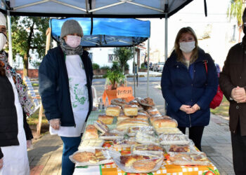 Gran feria de platos navideños en la plaza 25 de mayo