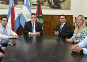 Adalberto Roldán y Nadia Cutro en la central de tránsito de la municipalidad