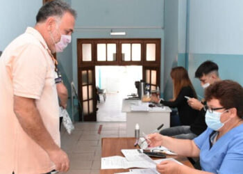 En todos los centros de salud municipales y provinciales se vacuna contra el covid en forma libre