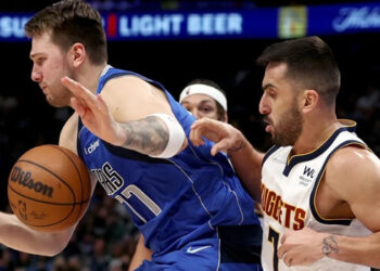 Una corrida que terminó en el piso y clase defensiva contra una joven figura: Campazzo volvió a ser titular en la derrota de Denver ante Dallas