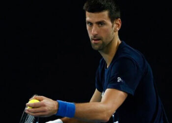 Un juez australiano ordenó la detención de Novak Djokovic hasta su cita con migraciones