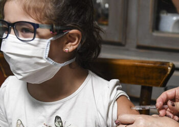 Bordet instó a la vacunación de niños y adolescentes para «hacer de las aulas un lugar seguro»