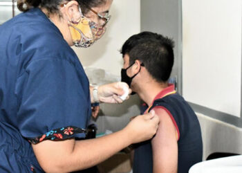 Continúa la vacunación contra el covid en forma descentralizada y permanente en los centros de salud