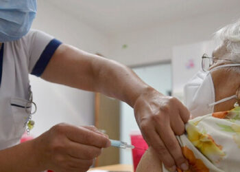 Qué es y cómo se detecta el tinnitus, el nuevo síntoma en pacientes con Ómicron