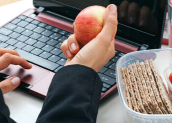 Charla sobre «alimentación saludable y ergonomía laboral»