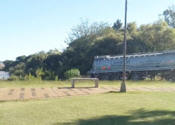 El municipio sancionó a una empresa por volcar residuos al Río Uruguay