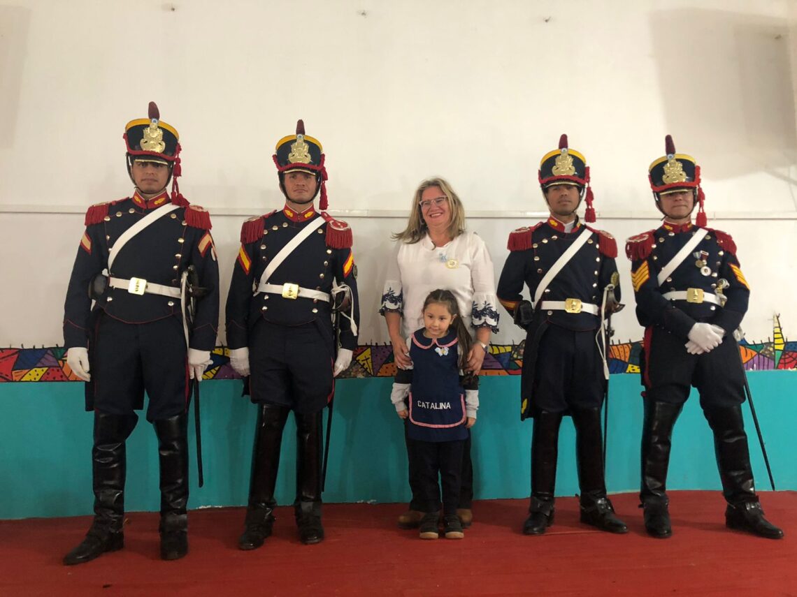 LA ESCUELA Nº 74 J.J. VALLE RECIBIÓ LA VISITA DE CUATRO GRANADEROS A CABALLO ORIUNDOS DE CONCORDIA