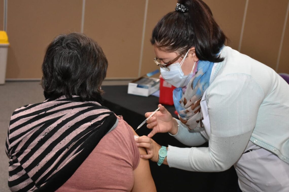 COVID-19: OPERATIVO DE VACUNACIÓN EN PLAZA 25 DE MAYO Y ESTRATEGIA DESCENTRALIZADA PERMANENTE