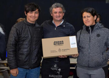 El Intendente Bravo participó de la entrega de Notebooks en la Escuela Normal y en la Técnica