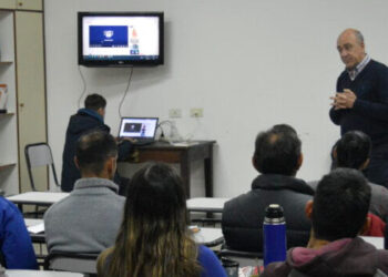 Magistral charla de Julio Larrocca en el ISEEF Fútbol junto a los aspirantes a DT´s