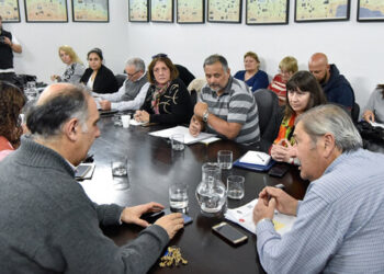 La provincia aumentó la oferta a los estatales y propuso incrementar las asignaciones familiares