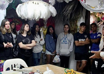 Comparsa Emperatriz recibió en su taller a estudiantes extranjeros y continúa fomentando al carnaval como una actividad cultural