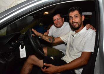 VINO DE SALTO A CORRER LA MARATÓN DE REYES Y SE VUELVE EN UN AUTO O KM