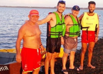 Guardavidas rescataron a dos personas que se les dio vuelta la embarcación