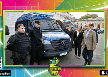 Bordet encabezó la entrega de móviles y equipamiento a la Policía
