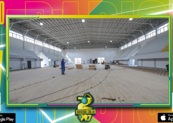 Colocan el piso deportivo en el Centro de Educación Física N°4 de Concordia