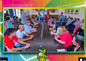 Cresto y Azcué acordaron ejes para la transición y presidieron juntos la reunión de defensa civil por la creciente del río