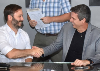 Cresto le entregó a Azcué un informe completo sobre el estado de la administración municipal