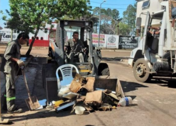 Operativos de limpieza y recuperación de espacios públicos en los barrios inundados y la costanera