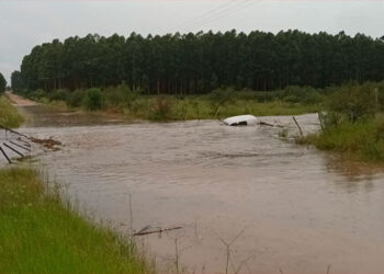Auto fue arrastrado por arroyo en Concordia y el conductor alcanzó a salir