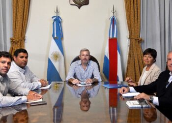 El gobernador eliminó impuestos en la factura de la luz