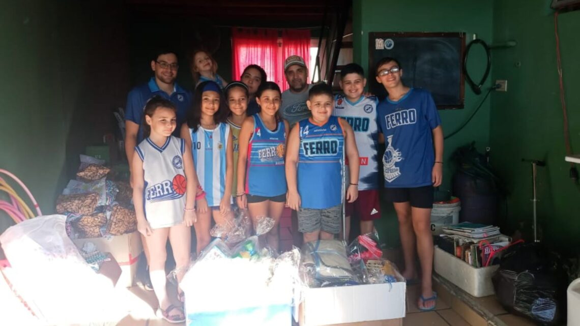 Ferro entregó juguetes recolectados