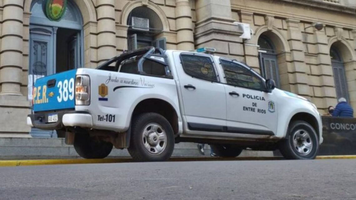Una mujer acusada por asesinato fue agredida en la esquina de tribunales por los familiares de la víctima