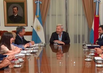 Los salarios a estatales y docentes se pagarán en enero con un 12.8% de aumento