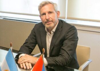 El gobernador Frigerio busca prohibir por ley designaciones en el último año de gestión