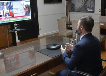 Azcué: “Debemos dar el ejemplo, saliendo a trabajar y terminar con los beneficios de la política”