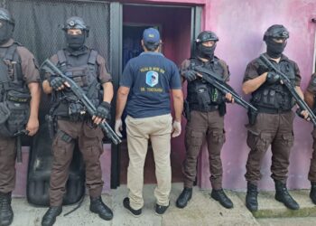 Incautaron más de cuarto kilo de cocaína y secuestraron municiones de armas de fuego de distintos calibres en una vivienda de calle Isthilart